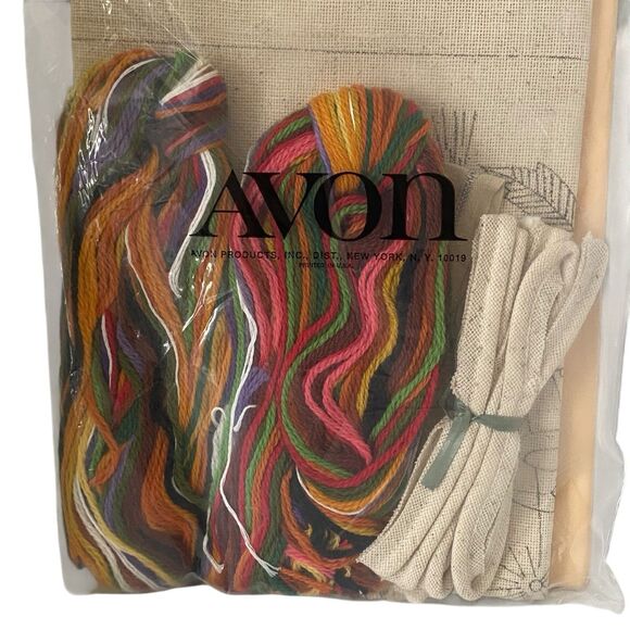 VTG 1972 Avon Creative Needlecraft Crewel Embroidery Pillow Kit "The Bee Garden" - Picture 4 of 6